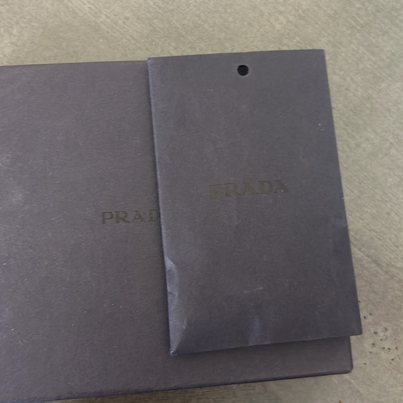 Prada
Cloth pin & brooche
Very good condition
Brown, Cloth - Picture 5 of 5